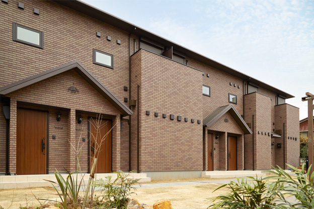 �{�H����