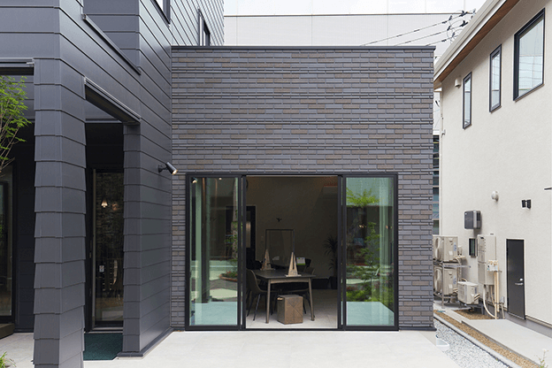 �{�H����