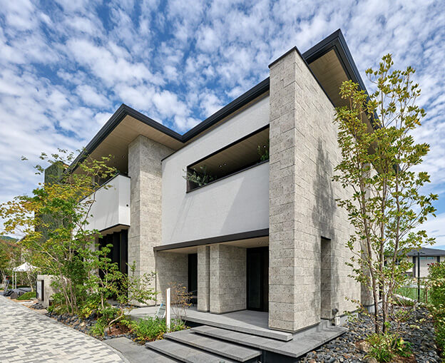 �{�H����