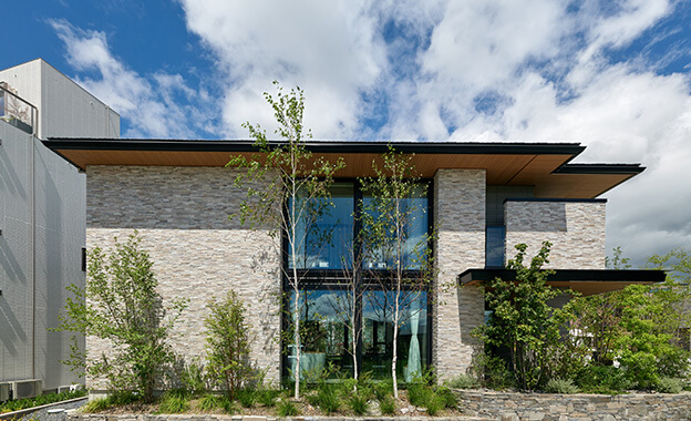 �{�H����