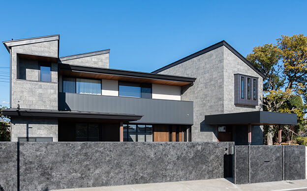 �{�H����